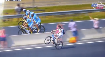 Guy trollea el Tour de Francia tirando de un caballito junto al equipo ganador – Sick Chirpse